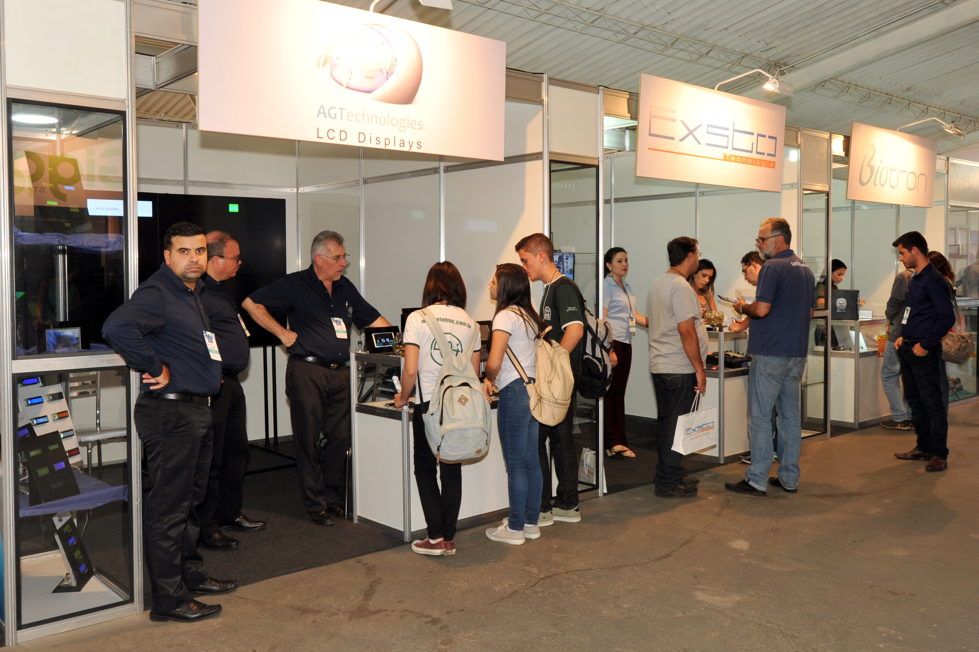 Foto da Fivel 2017 mostrando estandes e visitantes.